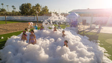 Cargar imagen en el visor de la galería, kids playing in a large pile of foam